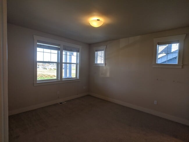 Building Photo - Very nice 2 bed, 2 bath, 1 car garage in S...