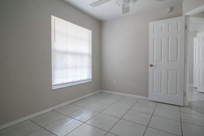 Building Photo - 13859 Glasser Ave