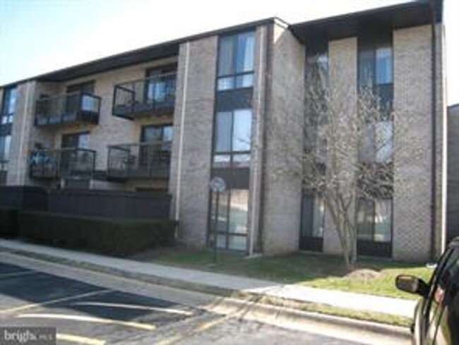 Primary Photo - SPACIOUS 2 BEDROOM 2 BATH CONDO IN CENTER ...