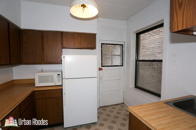 Building Photo - 3517 N Racine Ave