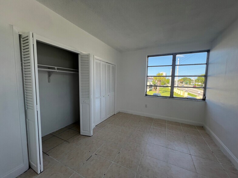 Building Photo - 1591 NE Miami Gardens Dr