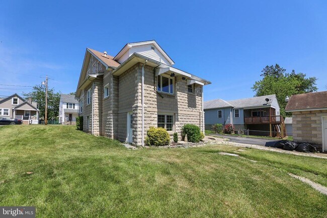 Building Photo - 1321 Maple Ave