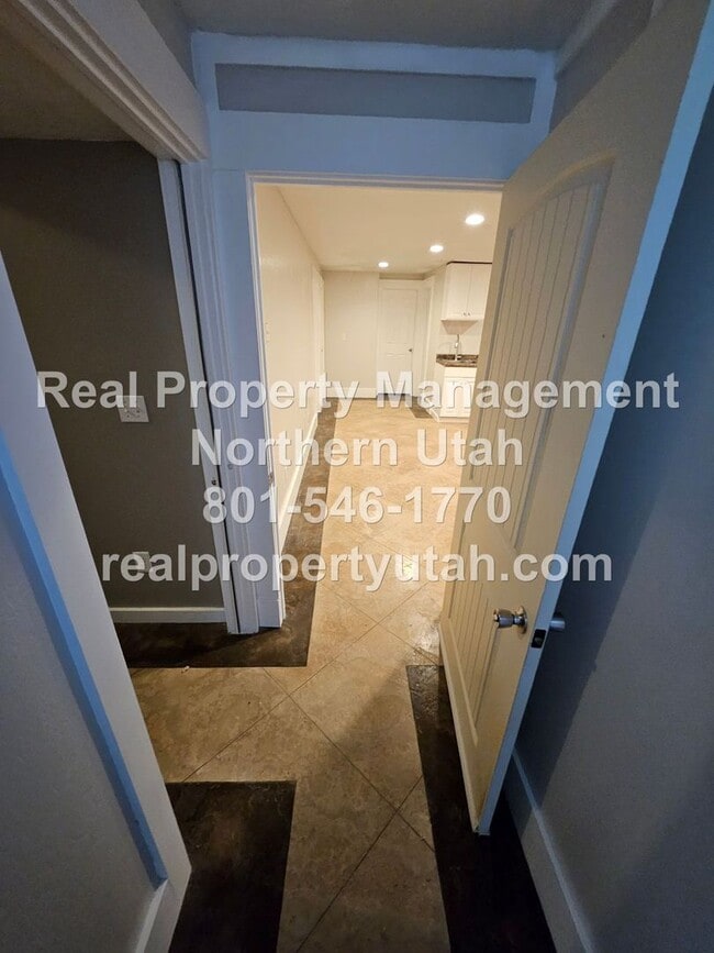 Building Photo - Stunning 7 Bedroom Home in West Point Avai...