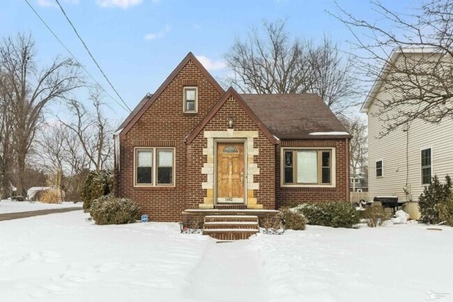 Primary Photo - Beautifully Renovated 4-Bedroom Home with ...