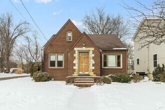 Building Photo - Beautifully Renovated 4-Bedroom Home - Ava...
