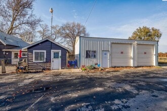 Building Photo - Large Shop w/Oversized Roll Up Doors and P...
