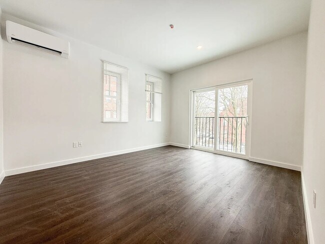 Building Photo - 71 Perrin St