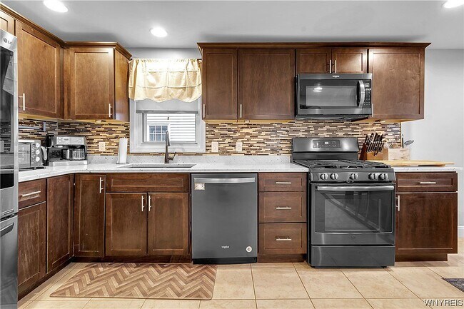 Building Photo - 169 Calvin Ct N