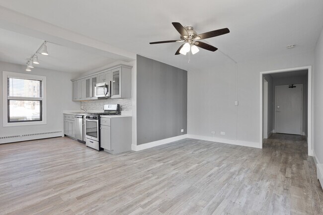 Building Photo - 5858 N Sheridan Rd