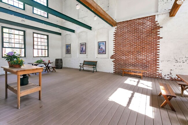 Building Photo - 25 Grand St