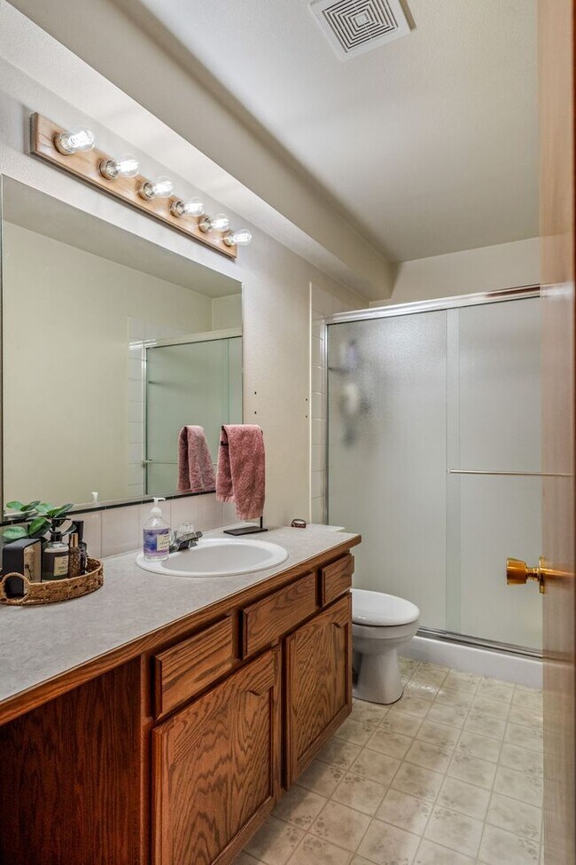 Building Photo - Beautifully done 3 bed 3 bath home in Greenacres/liberty lake area