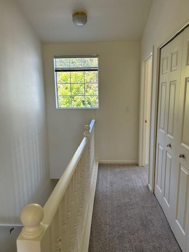Building Photo - Beautiful 2 Bedroom Townhome Available Now!