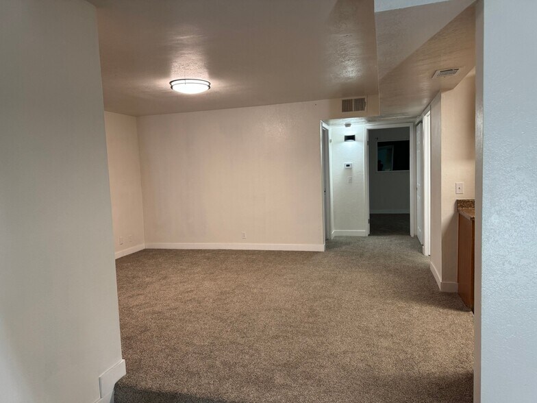 Building Photo - 111 Woodbury Cir