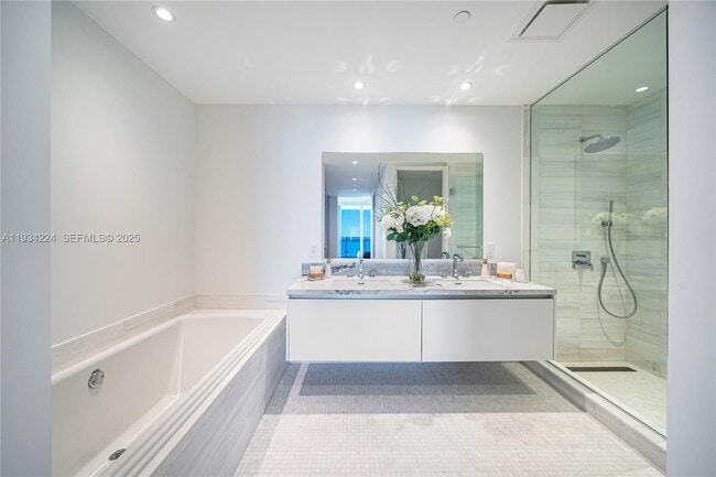 Building Photo - 700 NE 26th Terrace