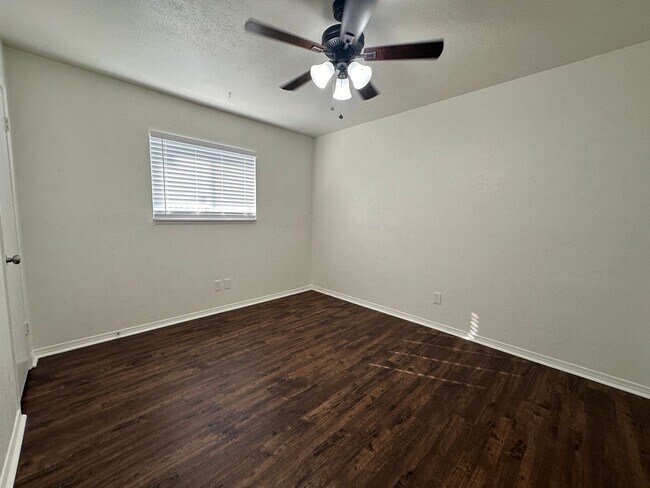 Building Photo - Move-In Ready in Plano
