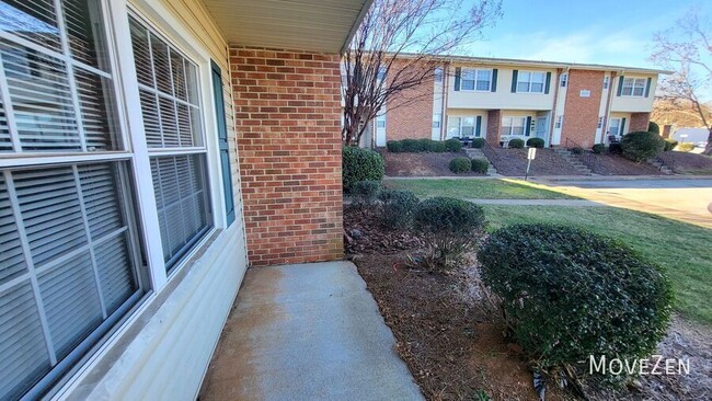 Building Photo - 422 Muirs Chapel Rd