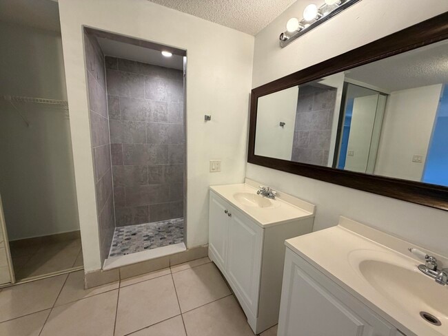 Building Photo - 731 Springdale Cir