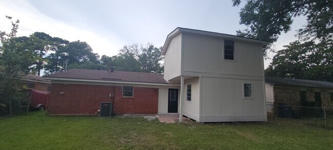 Building Photo - Spacious 4 bedroom/1 bath home with Centra...