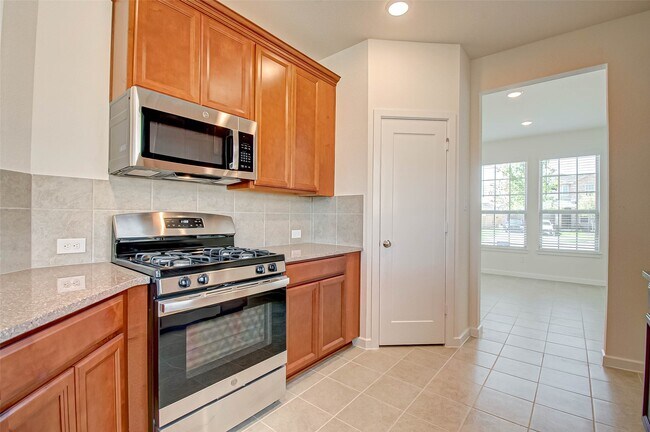 Building Photo - 8011 Colony Chase Ct