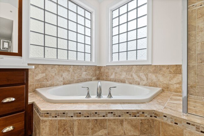 Building Photo - Spacious 3-Bedroom Condo in Prime Raleigh Location!