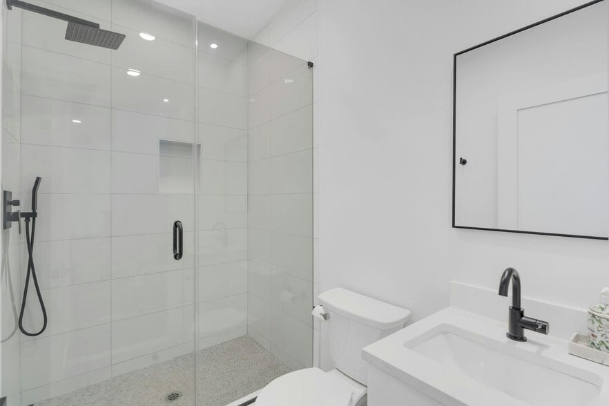 Building Photo - 71 Mission St