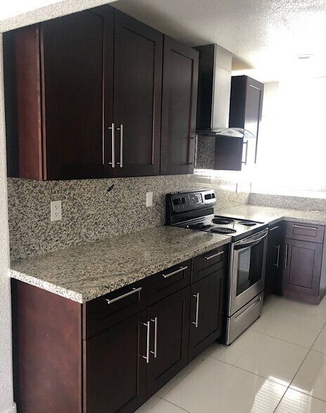 Building Photo - 516 S 11th St