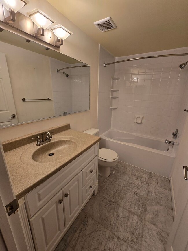 Building Photo - WASHINGTON SQUARE 2 BED 2 BATH BILEVEL APA...