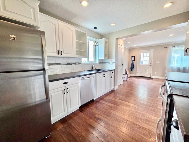 Building Photo - Beautiful Home in Millcreek, UT!