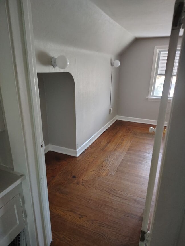 Building Photo - Section 8 Accepted! Spacious 2br home