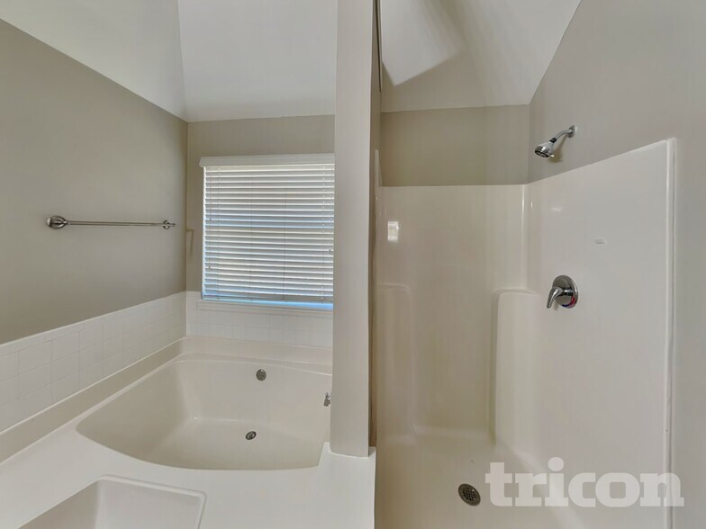 Building Photo - 684 Emporia Loop