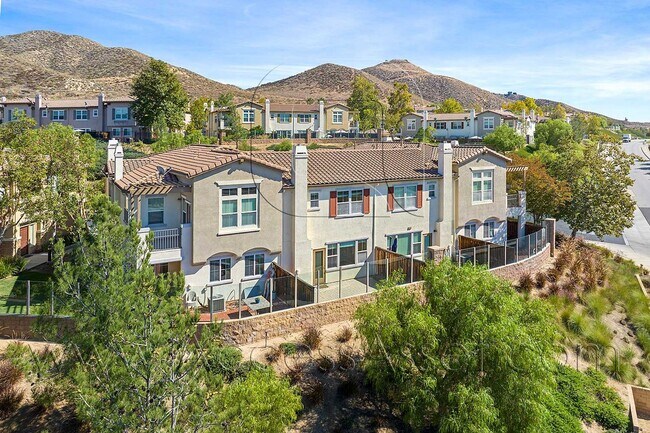 Building Photo - Beautiful 3 Bed / 2.5 Bath Townhouse In Vi...