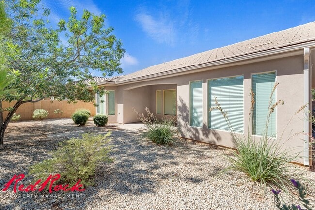 Building Photo - Sun River 2 Bedroom Home with Bonus Den! First Class Amenities!