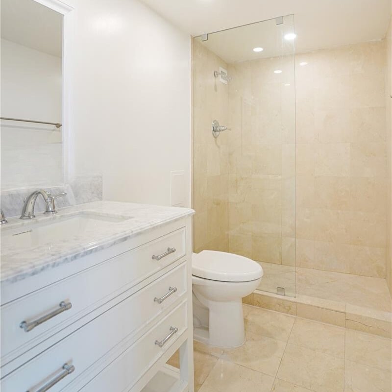 Guest Bathroom - 5101 Collins Ave