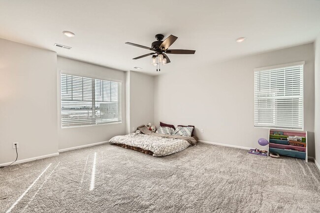 Building Photo - Wonderful 4/2.5 Home in SE Longmont. Large Rooms and Great Fenced Yard. Attached Garage.