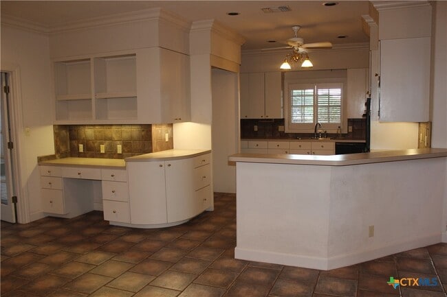 Building Photo - 6001 Country Club Dr
