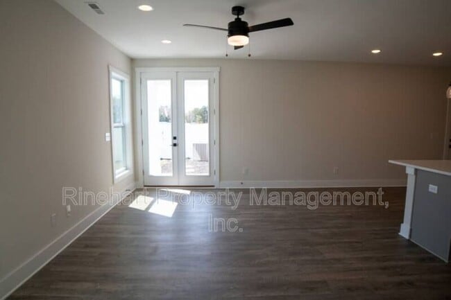 Building Photo - 663 Melville Dr