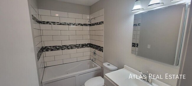 Building Photo - 519 S 81 St