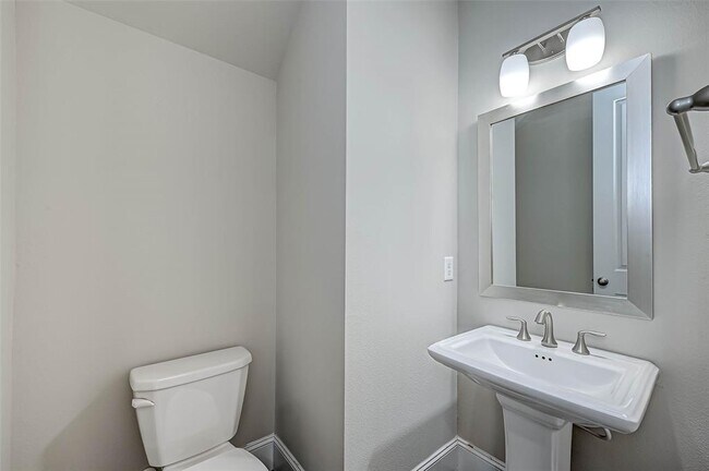 Building Photo - 6711 Saxton Manor St