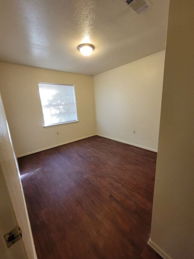 Building Photo - 8006 Hobbs Dr