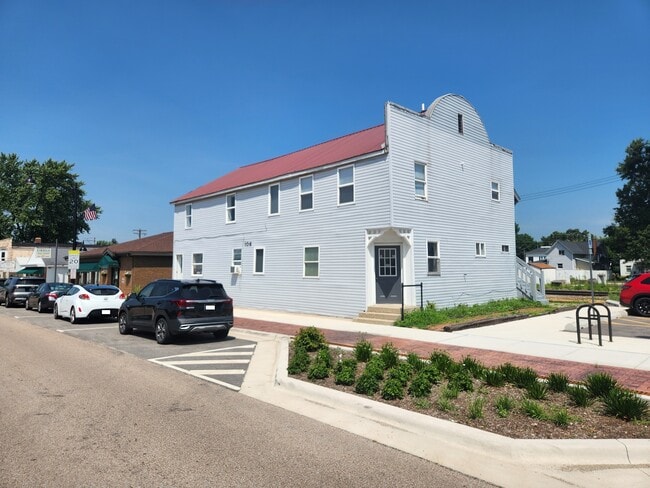Building Photo - 106 W Comanche Ave
