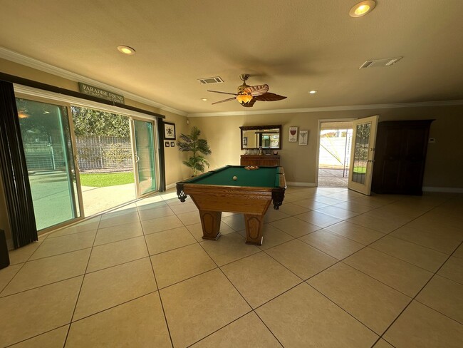 Building Photo - 4-bedroom, fully furnished custom home wit...