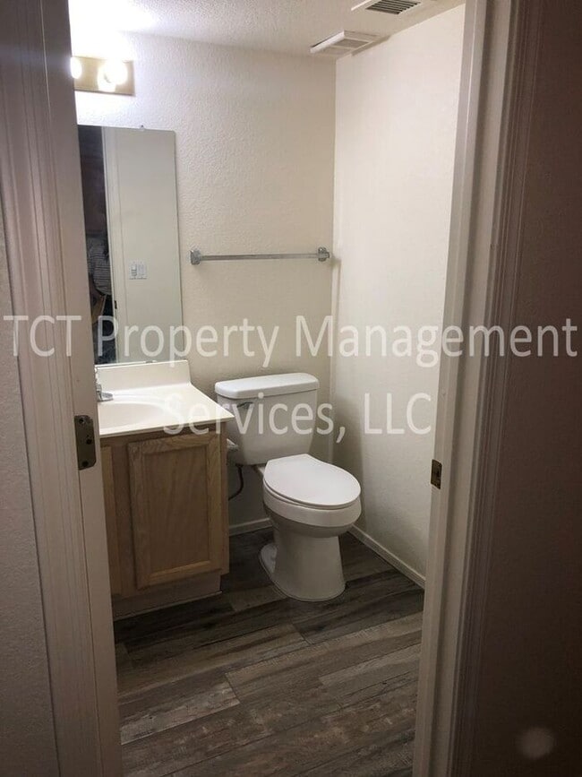 Building Photo - Cute 2 bedroom Town-home in Mesa!