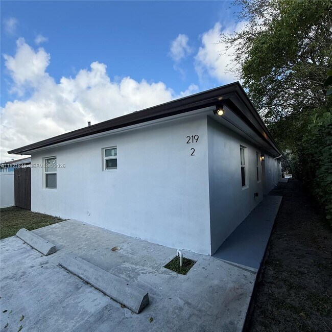 Building Photo - 219 NW 7th Ct