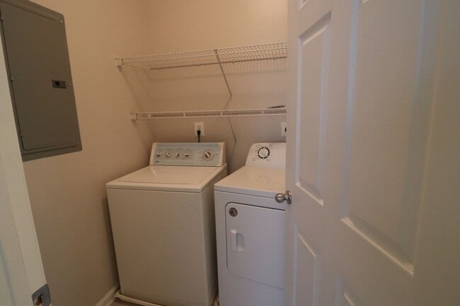 Building Photo - Rare 2BR 2BA 2 Level Condo With Garage