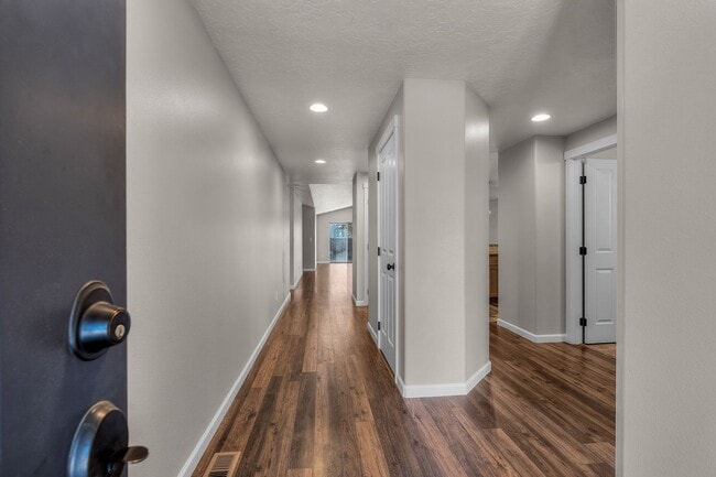 Building Photo - 4 Bed 2.5 Bath Single level - Fenced