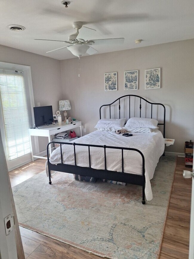 Building Photo - Walking distance to UT/ Very short walk