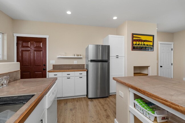 Building Photo - Charming Coastal Studio in Carlsbad - Furnished, all utilities + wi-fi included!