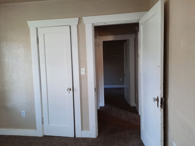 Building Photo - Pet Friendly 2 Bedroom 1  Bath