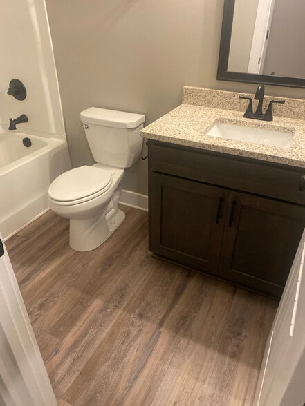 Building Photo - 414 Oak St