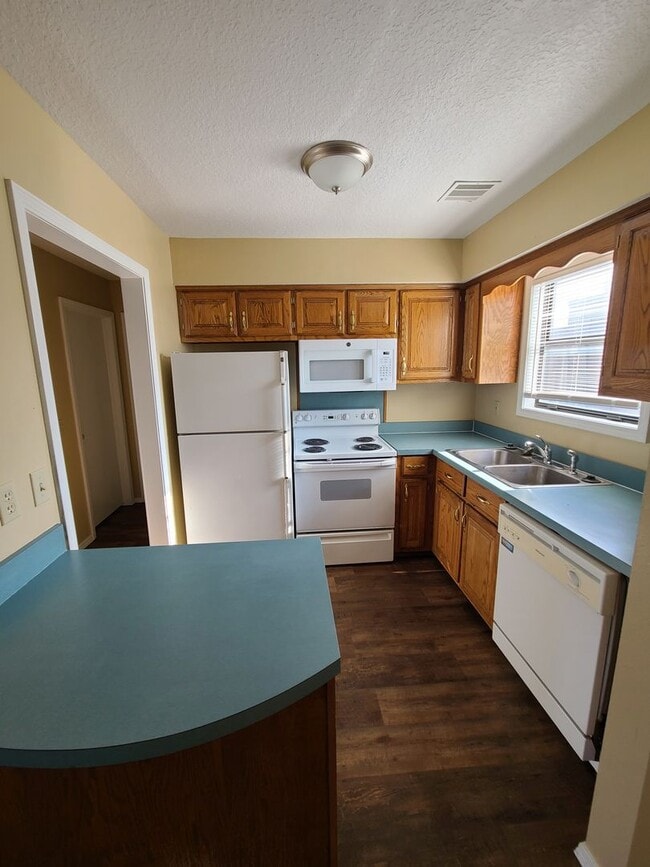 Building Photo - Large One Bedroom